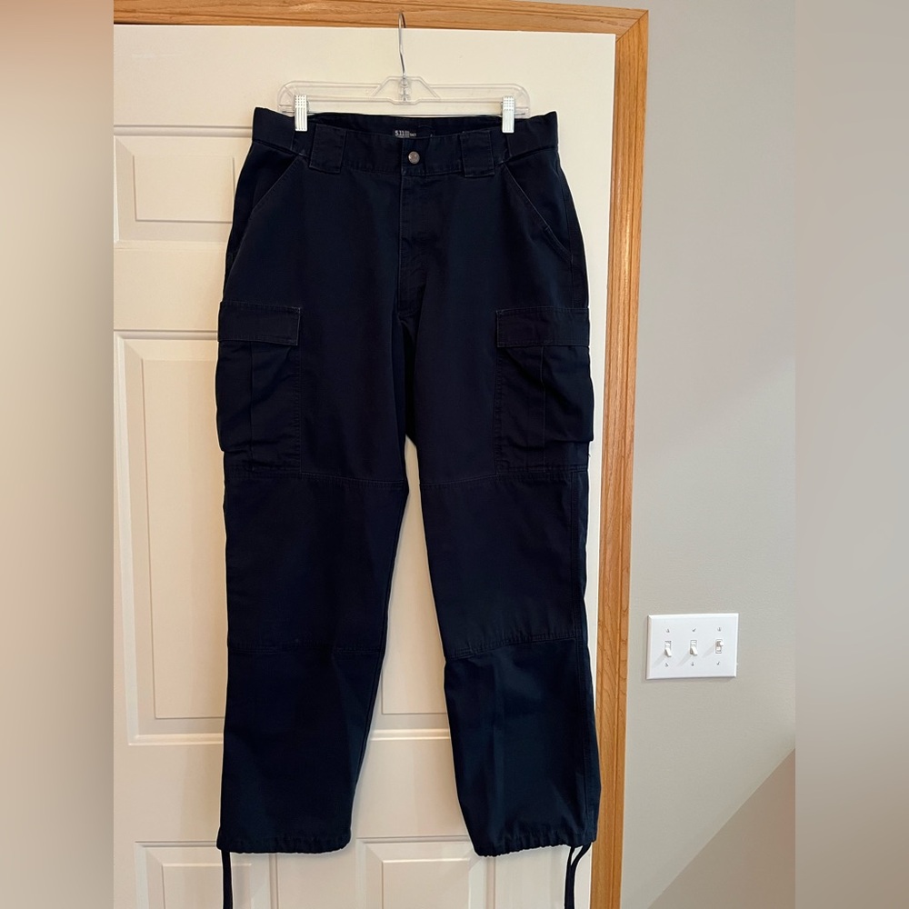 Men’s 5.11 Tactical navy blue Rip stop pants. Size large. Waist 35 1/2 -39